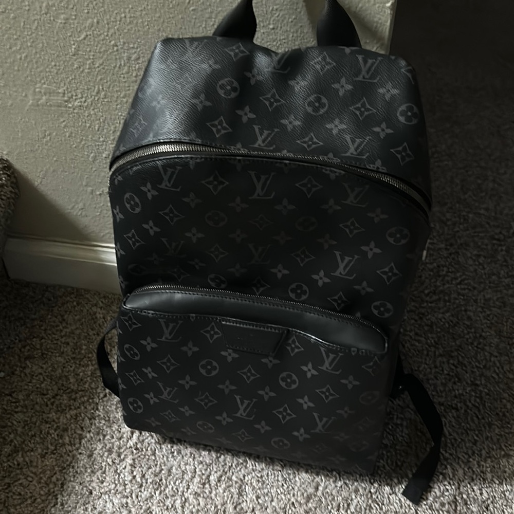 I’m selling my NEW Authentic Louis Vuitton Discovery Back pack